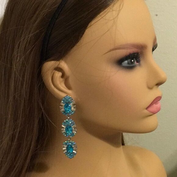 NWT Absolutely Dazzling Blue Dangling Earrings! - Picture 2 of 3